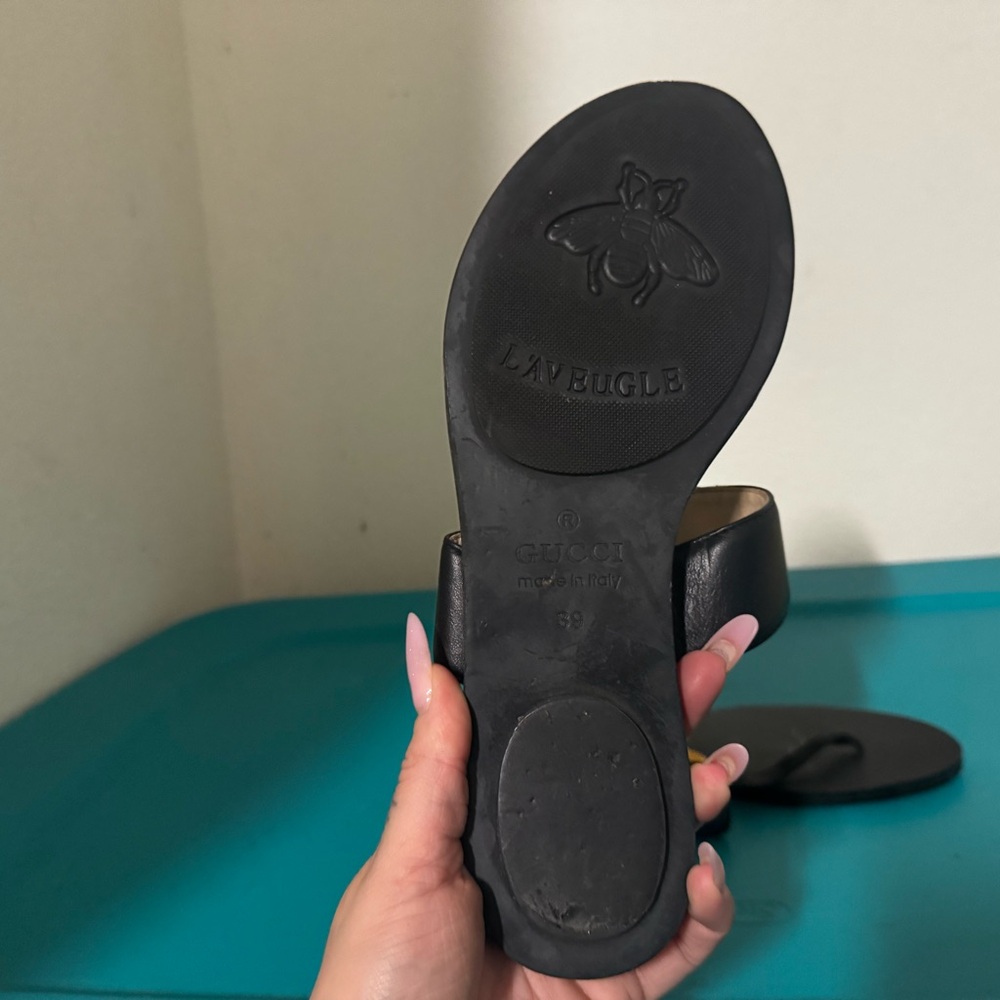 Gucci Black Sandals with Gold Logo - Picture 5 of 5